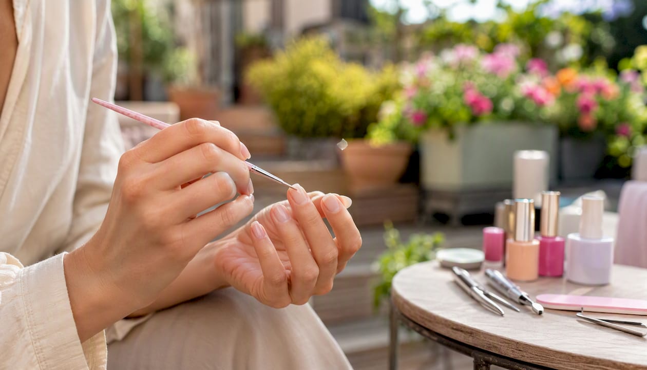 Het aanbrengen van builder gel met de hand op natuurlijke nagels